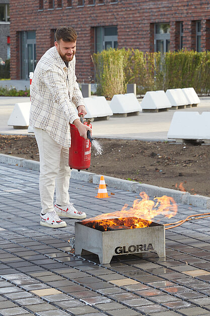 Im Rahmen des MEGA Azubi Starter 2024 erhalten die Teilnehmer u.a. eine Ausbildung zum Brandschutzhelfer.