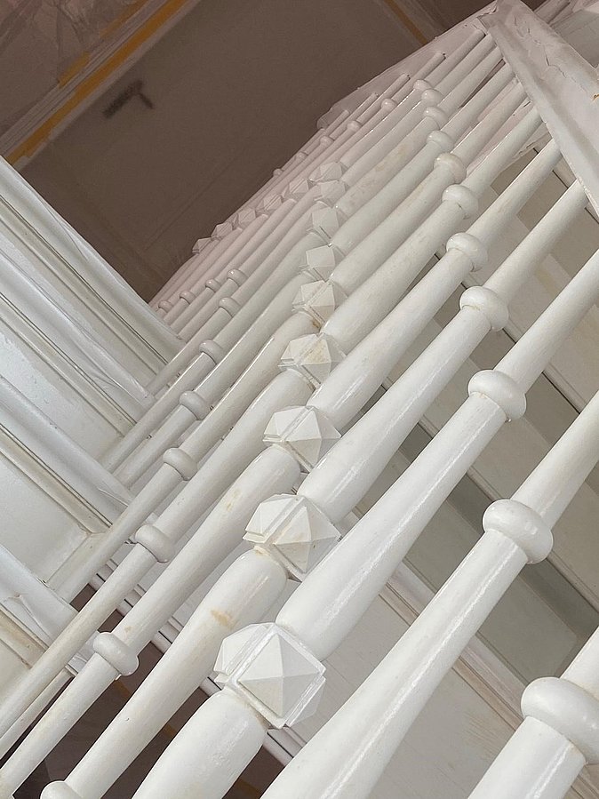 Bild gespritzte weiße Treppe