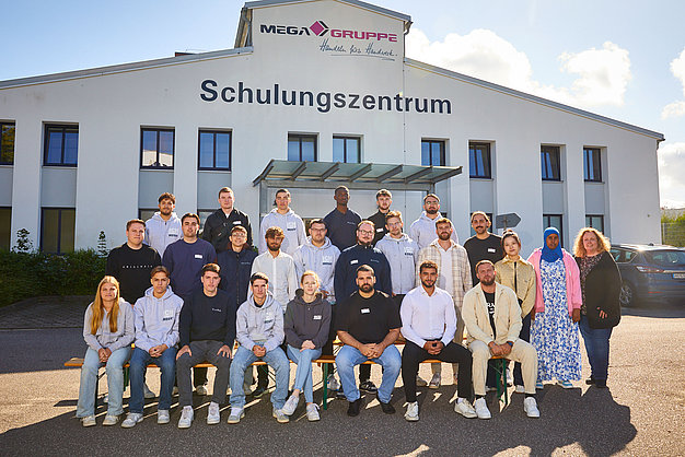 Die Teilnehmer des MEGAzubi Starter 2024 vor dem Schulungszentrum der MEGA Zentrale in Hamburg.