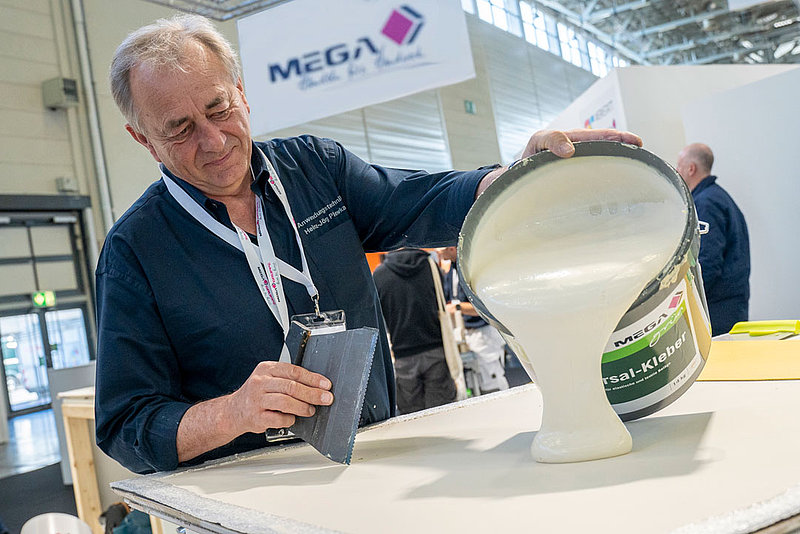 Ein technischer Berater der MEGA Gruppe erklärt die Anwendung Schritt für Schritt