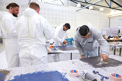 In einem Praxisworkshop machen sich die Teilnehmer mit den Produkten des MEGA Sortiments vertraut.