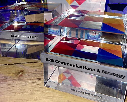 Die Awards für die Kategorien „B2B Communications & Strategy“ und „Bau & Immobilien“.