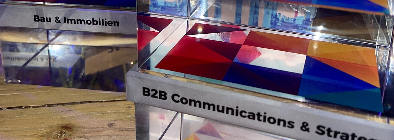 Die Awards für die Kategorien „B2B Communications & Strategy“ und „Bau & Immobilien“.
